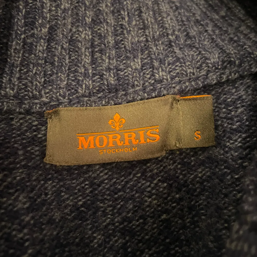 Tja! Säljer denna feta morris tröja då den är lite för stor för mig. Storleken är S men skulle säga att den är mer som M. Tveka inte att höra av dig vid frågor 🙌. Hoodies.