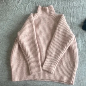 Rosa stickad polotröja - Mysig rosa stickad polotröja från Zara som är perfekt för kyliga dagar. Den har en hög krage och långa ärmar, vilket gör den superbekväm och varm. Perfekt för både höst och vinter! Första bilden lånad då det var svårt att få till färgen🤍Storlek small