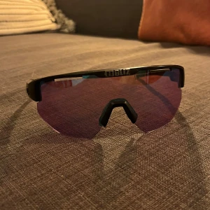 Bliz glasögon - Snygga sportglasögon från Bliz, har några små repor på glaset men inget man märker! Pris går att diskutera🥰