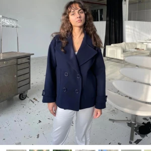 Kappa  - Säljer denna jättefina kappa från design by si- GINALLI COAT-Navy original. Nypris-757kr. I bra skick 