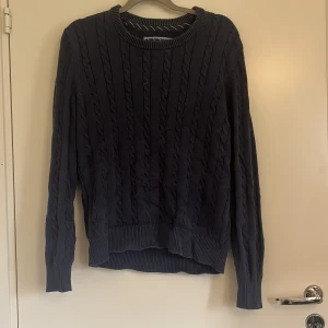 Kabelstickad bondelidtröja - Kabelstickad bondelidtröja i marinblått