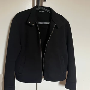 Jacka- COS💞 - Säljer min jättefina jacka från COS som är i perfekt skick. Säljer då den inte passar mig🤍 Nypris: 1000 kr 