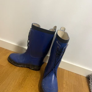Blåa gummistövlar  - Blåa gummistövlar i Stl 37. 