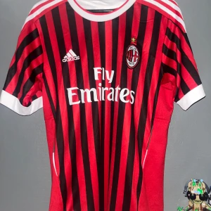 Milan “Ibrahimovic” - Säljer en fin Milan tröja med Ibrahimovic på ryggen.