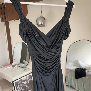 Svart klänninh - Superfin klänning från mango. Sitter smickrande på kroppen och superskönt material. I strl s men passar xs/s. 💕