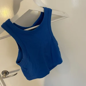 Blå croptop - Ribbad blå croptop