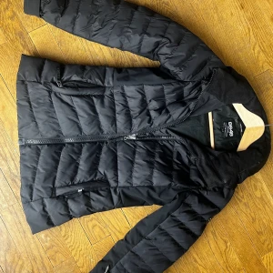 Vinterjacka 8848 latitud - Superfin skidjacka som även funkar som vinterjacka. Använd en säsong, hel o ren. 