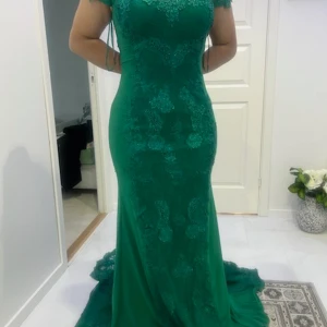 Bal klänning - Hej, säljer en helt ny fest klänning som inte har kommit till användning med prislapp på köpt på mobilia i Malmö.   Nypris: 3999kr  Storlek 34 passar även 36 och 38 pågrund av den är stretchig🙃 