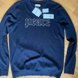 Stickad Zadig & Voltaire Tröja - Stickad tröja av Zadig & Voltaire i Merino ull, storlek S, helt ny utan defekter