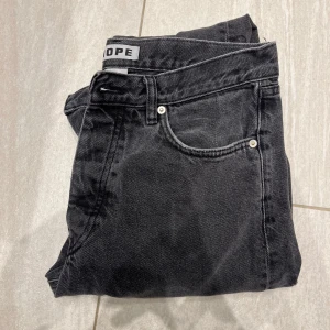 Hope Rush Jeans Svarta - Svarta Hope jeans i modellen Rush  Storlek: 29 Skick: 7.5/10 Använda men i gott skick