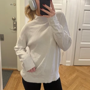 Beige turtleneck  - Perfekt basic, lite oversized topp i höst. Beige/grå turtleneck tröja. Använd några gånger. 