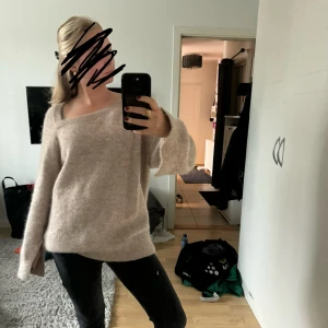 Arket tröja - Säljer en så unik stickad tröja ifrån ARKET i alpacka ull, den är i nyskick och är i storlek M💞 