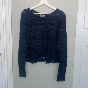 Stickad tröja Hollister  - Stickad tröja från Hollister Storlek M  Tyvärr ingen materiallapp kvar, men skulle gissa på bomull 