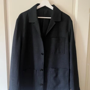 H&M modern kostym - Modern variant på en kostym grå/svart - Kavaj: Regular fit (hittar ej storlek men passar som M) Byxor: Regular fit M - Båda i nyskick 