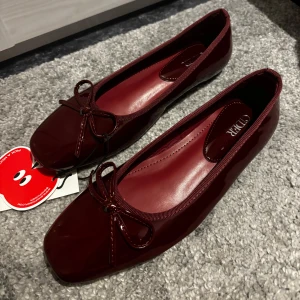Vinröda ballerina strl 38 - Jätte fina vinröda ballerina skor från cider. Storlek 38. Passar jätte fint nu till hösten men också vår och sommar🍂😍. Aldrig använt dem då de tyvärr var för små 🥲 Nypris 240kr men säljer för 200kr.