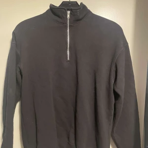Hm tröja - En fin H&M halfzip tröja i perfekt skick. Strolek M och i svart färg!