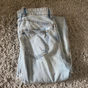 Jeans - Typ baggy jeans, de har använts men inte kommit till användning på länge. Defekten är nere vid fötterna / hälarna att det är väldigt upptrampat o sönder som man kan se och även lite smutsigt (som säkert går bort i tvätten) är för 13-14 år, ca xs - s