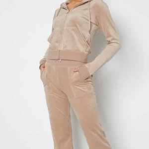 Juicy Couture - Beige juicy couture set (hoodie & byxor) säljs för 650 kr. Kan gå ner i pris vid snabb affär. Köptes på NK. Skriv för fler bilder