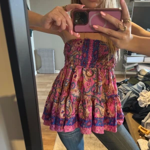 mönstrad tubtopp - jättefin somrig tubtopp köpt på en liten butik i grekland lite längre topp som kan användas som beach cover-up eller också kjol