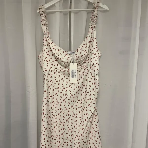 Adoore klänning  - Helt oanvänd klänning från adoore i storlek 50. Köpte fel storlek så därför jag säljer och lappar är fortfarande kvar på