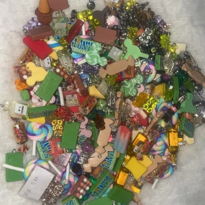 Billiga och roliga berlocker - Jag säljer mina berlocker och packpåsar då jag tappat intresset. Skriv privat för att få veta antal, det går såklart att köpa bara vissa av berlockerna 😊 Jag säljer allt för 300kr, pris kan diskuteras 💗