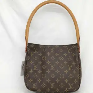 Louis Vuitton Monogram Looping MM in excellent condition rigorously inspected to ensure quality. 