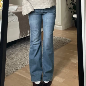 Lågmidjade bootcut jeans  - Passar xxs/xs skulle jag säga. Midjemåttet är 37cm tvärs över och innerbenslängden är 75cm. Bra skick! Hör av er vid funderingar 🫶
