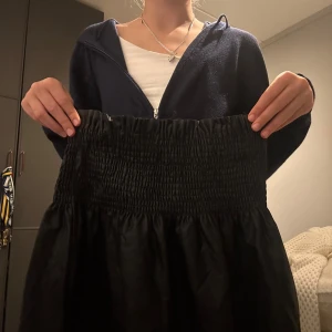  Gina Tricot kjol - Jag säljer den här snygga skinkjolen💖💖  Den ser het oanvändbar ut och kjolen är ganska lång. Jag har en annan skinkjol som jag använder så det är därför jag vill sälja den här snygga skinnkjolen🥰💖💖