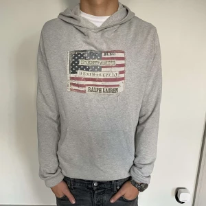 Ralph lauren hoodie  - 10/10 hoodie från Ralph Lauren! Gott skick! Storleken är L, Bildmodell är 185cm 75kg lite långa i ärmarna så om du är längre så passar den lite bättre!