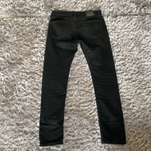 Levis 510 - Liten yoghurt fläck går bort i tvätten!  Jeansen har även lite stretch i sig och är en gammal modell som inte säljs längre!