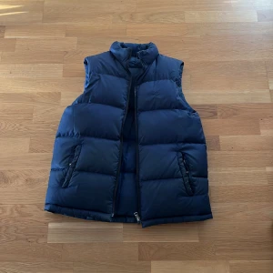 Polo väst  - Hej jag säljer en Polo väst som är perfekt till tidig vinter och nu till hösten🤗🙌. Storlek s. Västen går att vända ut och in så den får en annan nyans i camo. ( se sista bild ). Hör jätte gärna av er vid minsta lilla🌁🍁😁✌️