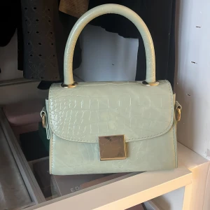 Handväska - Skit söt handväska med krokodil mönster. Fin färg touch till outfiten💕💕 Band tillkommer💕💕