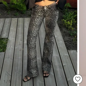 Leopard jeans bootcut low - Super snygga och coola jeans från Nelly använda typ 3 ggr. Storlek 38💕passar mig som är 170