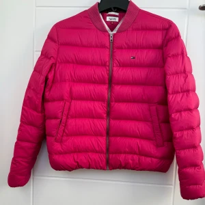 Elegans Tommy Hilfiger jacka - Jackan har bara använts en gång, vilket innebär att den är i utmärkt skick och nästan som ny. Med en längd på 57 cm och en bredd på 53 Cm. Det fantastiska priset gör det ännu mer förmånligt - ordinarie pris på 2093 kr, men nu endast 499 kr.