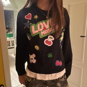 Moschino tröja - Säljer denna as fina tröja från Moschino💓💓💓 Den sitter super bra och är i as bra skick🥰🥰