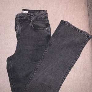 Svarta jeans från NA-KD - Säljer ett par svarta jeans från NA-KD i storlek 34. De har en klassisk rak design med dragkedja och knapp framtill. Fint skick! 
