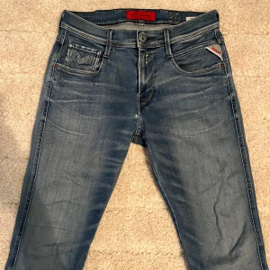 Replay anbass jeans - Replay anbass jeans i ljusblå, Nyskick förutom liten defekt på baksidan som knappt syns