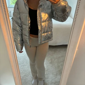 Cool Silrvig Jacka - Super cool och fin silvrig jacka ifrån gina tricot🫶🏽Den är super varm och jätte skön  Knappt använd och i toppen skick! 🤍🤍