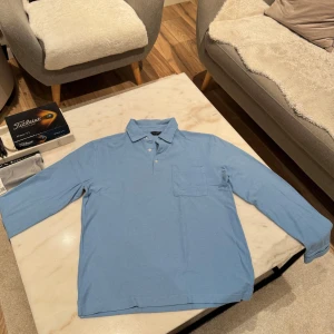 Blå tröja - Fint material, sitter bra. Fin färg, lyser nästan upp. Nyskick. Passar S/M.