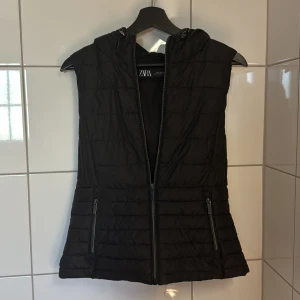 Väst - Fin väst ifrån Zara som är använd få gånger. I Storlek S.
