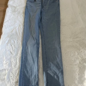 Levis jeans  -  Säljer mina Levis jeans knappt använda, lite kortare sitter bra , jättebra passform, liten fläck på låret 🥰 