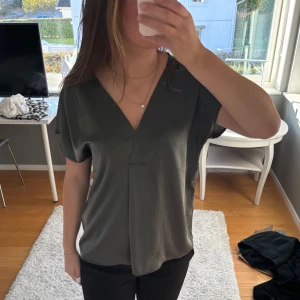 Grön InWear Blus  - Använd en gång, sälj inte längre i denna färg. Köpt för 500kr