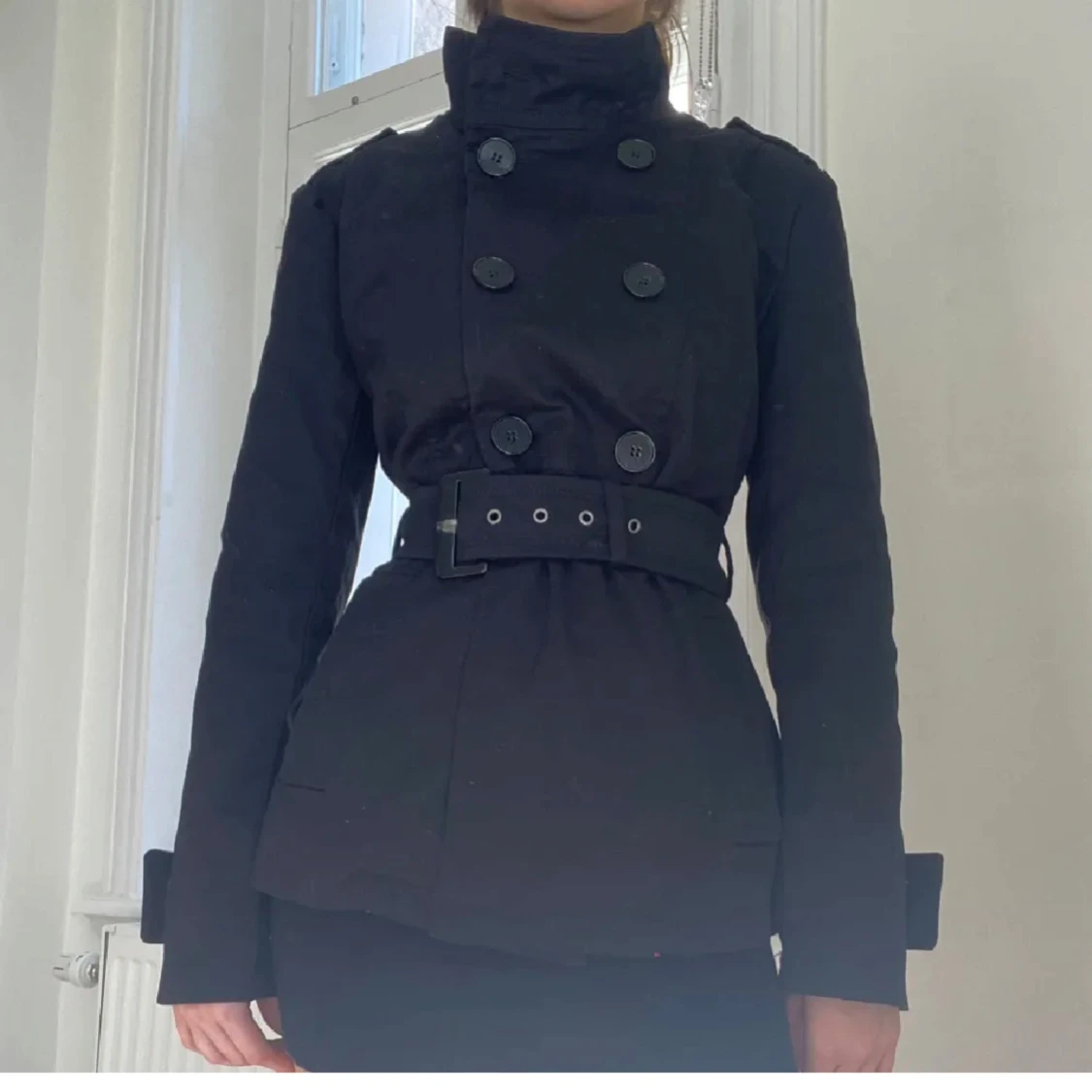 Svart kappa med bälte