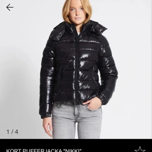 Populär vinterjacka  - Säljer den helt slutsålda populära jackan från lager 157! Storlek xs men passar xxs-s. Säljer för orkar inte skicka tillbaka. Köpte för 400🤍 