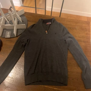 Grå merinoulltröja från Morris - Säljer en stilren och bekväm grå tröja från Morris i 100% merinoull. Perfekt för både höst och vinter med sin värmande kvalitet. Tröjan har en v-ringad design och ribbade muddar vid ärmslut och nederkant. Passar perfekt för en elegant vardagslook. Priset går att diskutera vid snabb affär. Har ni andra frågor så är det bara att höra av sig.