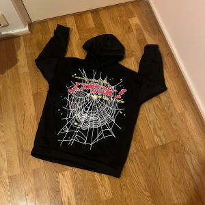 Sp5der hoodie - Säljer min svarta pink hoodie för den inte passar mig. Den är helt ny har aldrig använt den. 