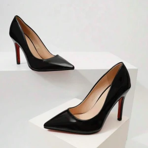 Svarta pumps med röd sula - Snygga svarta pumps i syntetmaterial med en elegant spetsig tå och en klackhöjd på 10 cm. De har en ikonisk röd sula som verkligen sticker ut. Perfekta för festliga tillfällen eller liknande❤️