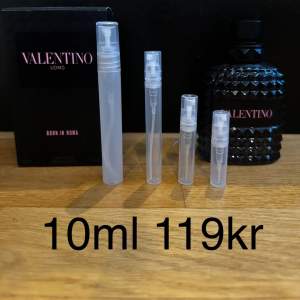 Säljer en flaska Valentino Uomo Born in Roma edt. Den har en cool svart design med nitar och doftar fantastiskt med toppnoter av mineral, violblad och salt. Mellannoterna är ingefära och salvia, medan basnoterna är träiga och vetiver. Perfekt för en kväll ute eller en speciell tillställning. Nr 1 mest köpta parfymen på kicks. Priset är för 10ml. 10ml är ungefär 100st spray. FINNS ÄVEN I 2,3,5,10ML KOLLA PROFILEN FÖR ANDRA STORLEKAR ! 2ml 39kr | 3ml 49kr | 5ml 69kr | 10ml 119kr | Nypris ca 1000kr