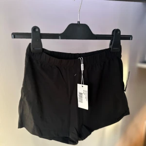 Svarta bomullsshorts - Svarta bomullsshorts i nytt skick. Perfekta för att va under exempelvis klänningar. Helt oanvända med lappar kvar