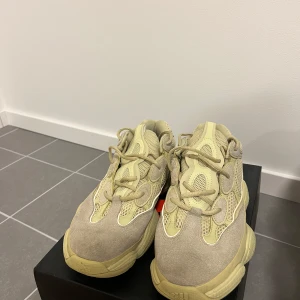 Yeezy 500  - Säljer pga håller på att tömma skohyllan kvitto o box finns 